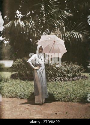 Saigon, Cochinchine, Indochine Jeune femme dans le jardin botanique, êtres humains, Habitat, Architecture, Femme, jardin botanique, parapluie, parapluie, parasol, Portrait, parc, jardin, Indochine, Femme, Thanh Pho Ho Chi Minh, 01/01/1921 - 31/12/1921, Busy, Léon, Léon Busy photographe en Indochine, Autochrome, photo, verre, Autochrome, photo, positif, vertical Banque D'Images