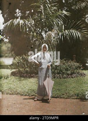 Saigon, Cochinchine, Indochine Jeune femme dans le jardin botanique, êtres humains, Habitat, Architecture, Femme, jardin botanique, parapluie, parapluie, parasol, Portrait, parc, jardin, Indochine, gens, Thanh Pho Ho Chi Minh, 01/01/1921 - 31/12/1921, occupé, Léon, Autochrome, photo, verre, Autochrome, photo, positif, vertical, taille 9 x 12 cm Banque D'Images