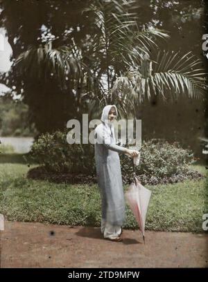 Saigon, Cochinchine, Indochine Jeune femme dans le jardin botanique, êtres humains, Habitat, Architecture, Femme, jardin botanique, parapluie, parapluie, parasol, Portrait, parc, jardin, Indochine, Femme, Thanh Pho Ho Chi Minh, 01/01/1921 - 31/12/1921, Busy, Léon, Léon Busy photographe en Indochine, Autochrome, photo, verre, Autochrome, photo, positif, vertical Banque D'Images