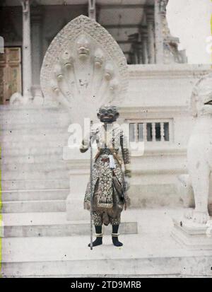 Palais royal, Phnom Penh, Cambodge, danseuse de ballet royal d'Indochine en costume de personnage comique (Nguos), êtres humains, Art, vêtements, Animal, habitat, Architecture, Femme, danse, Costume de performance, animal sacré, Costume, animal représenté, animal fantastique, Roi, Reine, serpent, masque, escalier, Sculpture, portrait, accessoire, Lion, bijou, décor sculpté, palais, Château, C45/32-33 Indochine, actrice, Phnom Penh, 01/01/1921 - 31/12/1921, Busy, Léon, Léon Busy photographe en Indochine, Autochrome, photo, verre, Autochrome, photo, positif, vertical Banque D'Images