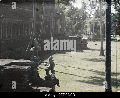 Angkor, Cambodge, Indochine Un segment de la galerie rectangulaire entourant la base du temple-montagne, religion, Art, Habitat, Architecture, êtres humains, Bouddhisme, Temple, Hindouisme, Sculpture, architecture religieuse, Homme, Indochine, Angkor Vat, 01/01/1921 - 31/12/1921, Busy, Léon, Léon Busy photographe en Indochine, Autochrome, photo, verre, Autochrome, photo, positif, horizontal, taille 9 x 12 cm Banque D'Images