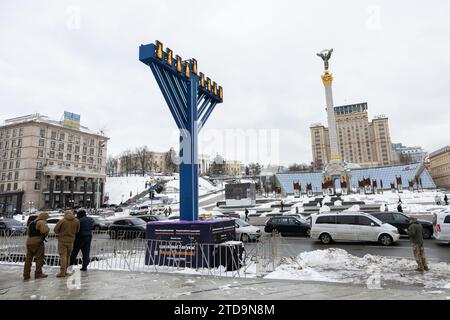 Kiev, Ukraine. 15 décembre 2023. Une menorah Hanoukka a été installée sur la place de l'indépendance à Kiev en l'honneur de la fête juive de Hanoukka. (Photo Oleksii Chumachenko/SOPA Images/Sipa USA) crédit : SIPA USA/Alamy Live News Banque D'Images