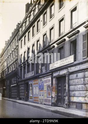 Paris (9e arr.), France exproprié des maisons de la rue Laffitte, pour la construction du boulevard Haussmann, logement, Architecture, enregistrement, informations, signe, travaux, enregistrement commercial, logement, affiche, délabrement, conditions insalubres, France, Paris, rue Laffitte, maisons expropriées pour le quartier Boulevard Haussmann, arrondissement IX, 02/04/1923 - 02/04/1923, Léon, Auguste, photographe, Autochrome, photo, verre, Autochrome, photo, positif, horizontal, taille 9 x 12 cm Banque D'Images