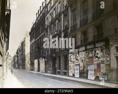 Paris (9e arr.), France exproprié des maisons de la rue Laffitte, pour la construction du boulevard Haussmann, logement, Architecture, enregistrement, informations, signe, travaux, enregistrement commercial, logement, affiche, délabrement, conditions insalubres, France, Paris, rue Laffitte, maisons expropriées pour le quartier Boulevard Haussmann, arrondissement IX, 02/04/1923 - 02/04/1923, Léon, Auguste, photographe, Autochrome, photo, verre, Autochrome, photo, positif, horizontal, taille 9 x 12 cm Banque D'Images