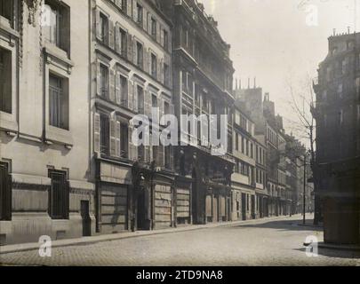 Paris (9e arr.), France Maisons expropriées rue Taitbout, pour la construction du boulevard Haussmann, logement, Architecture, enregistrement, informations, signe, œuvres, enregistrement commercial, magasin, marquise, France, Paris, rue Taitbout, Maisons expropriées pour le pourcent de BD Haussmann (Maisons face au Boulevard), arrondissement IX, 02/04/1923 - 02/04/1923, Léon, Auguste, photographe, Autochrome, photo, verre, Autochrome, photo, positif, horizontal, taille 9 x 12 cm Banque D'Images