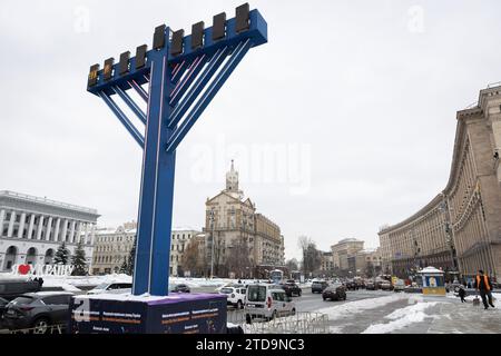 Kiev, Ukraine. 15 décembre 2023. Une menorah Hanoukka a été installée sur la place de l'indépendance à Kiev en l'honneur de la fête juive de Hanoukka. (Photo Oleksii Chumachenko/SOPA Images/Sipa USA) crédit : SIPA USA/Alamy Live News Banque D'Images