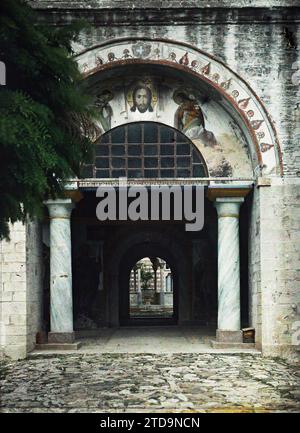 Le monastère d'Esphigmenou, Grèce, religion, Art, Habitat, architecture, Christianisme, Monastère, décor peint, peinture, porte, Architecture religieuse, Mont Athos, Esphiguemenou, entrée du monastère Esphiguemenou, Mont Athos, 10/09/1913 - 10/09/1913, Passet, Stéphane, photographe, 1913 - Balkans, Greece, Bulgarie - Stéphane Passet - (30 août-21 octobre), Autochrome, photo, verre, Autochrome, photo, positive Banque D'Images