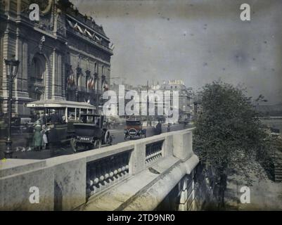 Paris (7e arr.), France le Quai d'Orsay en gare d'Orléans, Transports, HD, logement, Architecture, lampadaire, lampadaire, gare, transport automobile, voiture, existe en haute définition, architecture civile publique, quai, famille, bus, coupole, dôme, balustrade, drapeau, France, Paris, le Quai d'Orsay, arrondissement VII, 13/07/1923 - 13/07/1923, Léon, Auguste, photographe, Autochrome, photo, verre, autochrome, photo, positif, horizontal, taille 9 x 12 cm Banque D'Images