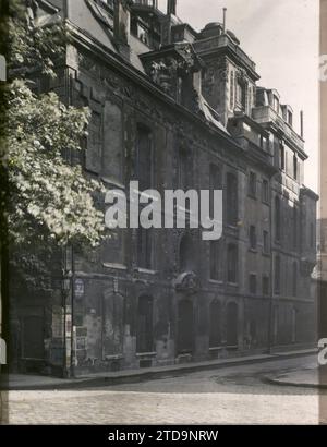 Paris (IVème arr.), France le Hôtel de Fieubet à l'angle du Quai des Célestins et de la rue du petit-Musc, Habitat, Architecture, habitation, Hôtel particulier, décor sculpté, France, Paris, Hôtel de la Valette (1681) Quai des Célestins, arrondissement IV, 21/07/1923 - 21/07/1923, Léon, Auguste, photographe, Autochrome, photo, verre, Autochrome, photo, positif, vertical, taille 9 x 12 cm Banque D'Images