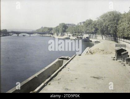 Paris (16e arrondissement), France le Pont d'Iéna vu du port Debilly, Habitat, Architecture, Transports, Rivière, cabane, Génie civil, Architecture civile publique, Quai, bateau, port, gravats, transport fluvial, lac, pont, France, Paris, le Pont d'Iéna, arrondissement XVI, 02/08/1923 - 02/08/1923, Léon, Auguste, photographe, Autochrome, photo, verre, Autochrome, photo, positif, horizontal, taille 9 x 12 cm Banque D'Images