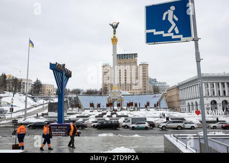Kiev, Ukraine. 15 décembre 2023. Une menorah Hanoukka a été installée sur la place de l'indépendance à Kiev en l'honneur de la fête juive de Hanoukka. (Image de crédit : © Oleksii Chumachenko/SOPA Images via ZUMA Press Wire) USAGE ÉDITORIAL SEULEMENT! Non destiné à UN USAGE commercial ! Banque D'Images