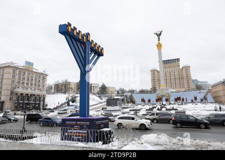 Kiev, Ukraine. 15 décembre 2023. Une menorah Hanoukka a été installée sur la place de l'indépendance à Kiev en l'honneur de la fête juive de Hanoukka. (Image de crédit : © Oleksii Chumachenko/SOPA Images via ZUMA Press Wire) USAGE ÉDITORIAL SEULEMENT! Non destiné à UN USAGE commercial ! Banque D'Images