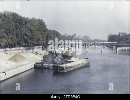 Paris (1e-6e arr.), France le Quai du Louvre, actuel Quai François-Mitterand, le Pont des Arts et le Pont-neuf depuis le Pont du carrousel, Habitat, Architecture, HD, Transports, rivière, Génie civil, existe en haute définition, Architecture civile publique, Quai, bateau, gravats, transport fluvial, lac, Pont, France, Paris, vue prise du Pont du carrousel vers le Pont neuf, Paris, 11/08/1923 - 11/08/1923, Léon, Auguste, photographe, Autochrome, photo, verre, Autochrome, photo, positif, horizontal, taille 9 x 12 cm Banque D'Images