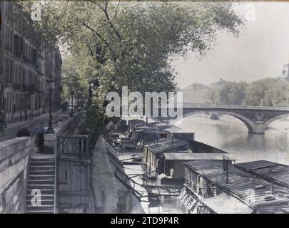 Paris (IVème arr.), France les bateaux de lavage quai de Bourbon, êtres humains, Habitat, Architecture, Femme, rivière, Génie civil, Architecture civile publique, bateau de lavage, Quai, pont, France, Paris, le Quai Bourbon et les lavoirs, arrondissement IV, 16/08/1923 - 16/08/1923, Léon, Auguste, photographe, Autochrome, photo, verre, Autochrome, photo, positif, horizontal, taille 9 x 12 cm Banque D'Images