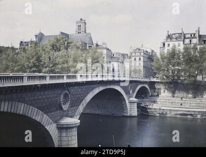 Paris (IVème arr.), France le pont Louis-Philippe du Quai de Bourbon vers l'église Saint-Gervais-Saint-Protais, religion, logement, Architecture, Transports, Église, Rivière, Christianisme, Génie civil, Architecture civile publique, quai, bateau, transport fluvial, lac, pont, architecture religieuse, France, Paris, le pont Louis Philippe, vue prise vers St Gervais, arrondissement IV, 16/08/1923 - 16/08/1923, Léon, Auguste, photographe, Autochrome, photo, verre, Autochrome, photo, positif, horizontal, taille 9 x 12 cm Banque D'Images