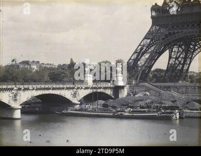 Paris (7e arr.), France le pont d'Iéna et les pieds de la Tour Eiffel, nature, Environnement, Habitat, Architecture, HD, Art, transport, Statue, Rivière, ressources minières, tour, génie civil, existe en haute définition, architecture civile publique, bateau, exposition, exposition universelle, décor sculpté, Métallurgie, gravats, transport fluvial, lac, pont, France, Paris, le Pont d'Iéna, Tour Eiffel, 23/08/1923 - 23/08/1923, Léon, Auguste, photographe, Autochrome, photo, verre, Autochrome, photo, positif, horizontal, taille 9 x 12 cm Banque D'Images