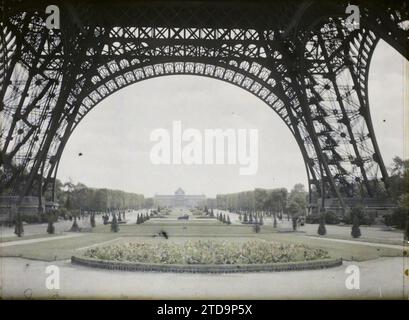 Paris (7e arr.), France le champ de Mars et l'Ecole militaire aux pieds de la Tour Eiffel, Education, logement, Architecture, Art, société, Etablissement scolaire, Tour, Architecture civile publique, exposition, exposition universelle, enseignement supérieur, Métallurgie, Parc, jardin, armée, France, Paris, le champ de Mars et l'Ecole militaire, Tour Eiffel, 22/08/1923 - 22/08/1923, Léon, Auguste, photographe, Autochrome, photo, verre, Autochrome, photo, positif, horizontal, taille 9 x 12 cm Banque D'Images