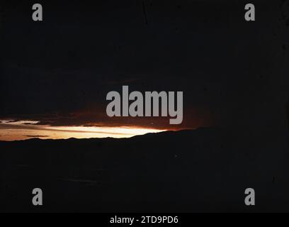 Entre Kiakhta et Ourga, Transbaïkalie, Mongolie coucher de soleil, nature, Environnement, paysage, coucher de soleil, lever de soleil, coucher de soleil, Transbaïkalie, 17/07/1913 - 17/07/1913, Passet, Stéphane, photographe, 1913 - Mongolie, Mongolie - Stéphane Passet - (6-25 juillet), Autochrome, photo, verre, Autochrome, photo, positif, horizontal, taille 9 x 12 cm Banque D'Images