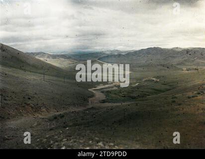 Entre Kiakhta et Ourga, Transbaïkalie, Mongolie la piste bordée de pôles télégraphiques à travers la montagne, nature, Environnement, HD, Paysage, Mont, montagne, existe en haute définition, la route d'Ourga, Transbaïkalie, 17/07/1913 - 17/07/1913, Passet, Stéphane, photographe, 1913 - Mongoly, Mongolie - Stéphane Passet - (6-25 juillet), Autochrome, photo, verre, Autochrome, photo, positif, horizontal, taille 9 x 12 cm Banque D'Images