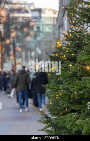 Weihnachtseinkäufe am Dritten Avent in Berlin Berlin, Deutschland - 17. Décembre 2023 : Menschen erledigen Weihnachtseinkäufe auf einer bekannten Einkaufsstraße, der Tauentzienstraße, am verkaufsoffenen Sonntag am dritten Avent in Berlin Berlin Banque D'Images