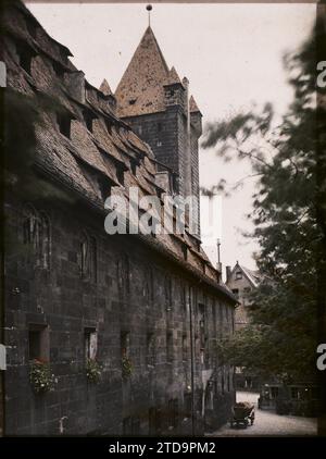 Nuremberg, Bavière, Allemagne les anciennes écuries impériales et la tour Luginsland du Kaiserburg, le château impérial, personnalité, Animal, Habitat, architecture, Art, Cheval, figure politique, animal réel, toit, Tour, Architecture fortifiée, Forteresse, Moyen âge, Bavière, Nuremberg, anciennes écuries impériales, Nuremberg, 01/01/1912 - 31/12/1912, Léon, Auguste, Photographer, 1912 - Allemagne - Auguste Léon, Autochrome, photo, verre, Autochrome, photo, positif, vertical, taille 9 x 12 cm Banque D'Images