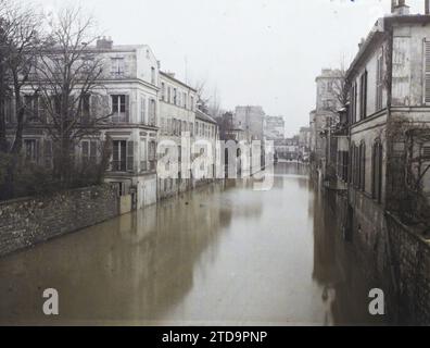 Boulogne-sur-Seine, France rue du Port inondée par la crue de la Seine, nature, Environnement, Habitat, Architecture, phénomène naturel, inondation, rue, quartier, France, Boulogne s/S., inondations, la rue du Port, prise du quai du 4 septembre, Boulogne-Billancourt, 03/01/1924 - 03/01/1924, Léon, Auguste, photographe, Autochrome, photo, verre, Autochrome, photo, positif, horizontal, taille 9 x 12 cm Banque D'Images