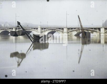 Boulogne-sur-Seine, France la crue de la Seine au pont de Saint-Cloud, nature, Environnement, Habitat, Architecture, phénomène naturel, inondation, génie civil, équipement industriel, machine, pont, France, Boulogne s/S., les inondations, le Quai de Boulogne et le Pont de St Cloud, Boulogne-Billancourt, 04/01/1924 - 04/01/1924, Léon, Auguste, photographe, Autochrome, photo, verre, Autochrome, photo, positif, horizontal, taille 9 x 12 cm Banque D'Images
