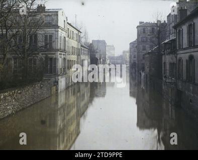 Boulogne-sur-Seine, France rue du Port inondée par la crue de la Seine, nature, Environnement, Habitat, Architecture, phénomène naturel, inondation, rue, quartier, France, Boulogne s/S., inondations, rue du Port prise du Quai du 4-septembre, Boulogne-Billancourt, 04/01/1924 - 04/01/1924, Léon, Auguste, photographe, Autochrome, photo, verre, Autochrome, photo, positif, horizontal, taille 9 x 12 cm Banque D'Images