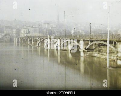 Boulogne-sur-Seine, France la crue de la Seine au pont de Saint-Cloud, vue prise vers Saint-Cloud, nature, Environnement, Habitat, Architecture, phénomène naturel, inondation, Génie civil, Pont, France, Boulogne s /S., les inondations, St Cloud et le Pont de St Cloud pris du Quai de Boulogne, Boulogne-Billancourt, 04/01/1924 - 04/01/1924, Léon, Auguste, photographe, Autochrome, photo, verre, Autochrome, photo, positif, horizontal, taille 9 x 12 cm Banque D'Images