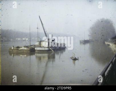Boulogne-sur-Seine, France les inondations de la Seine, nature, Environnement, Transports, Rivière, phénomène naturel, inondation, quai, bateau, transport fluvial, lac, France, Boulogne s/S., crues, la Seine vue du pont de St Cloud vers Suresnes, Boulogne-Billancourt, 07/01/1924 - 07/01/1924, Léon, Auguste, photographe, Autochrome, photo, verre, Autochrome, photo, positif, horizontal, taille 9 x 12 cm Banque D'Images