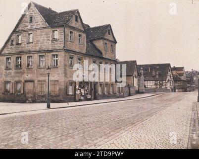 Bayreuth, Bavière, Allemagne, Habitat, Architecture, transport, gare, route pavée, rue, quartier, transport ferroviaire, Pont, Bavière, Bayreuth, Banhofstrasse, Bayreuth, 01/01/1912 - 31/12/1912, Léon, Auguste, photographe, 1912 - Allemagne - Auguste Léon, Autochrome, photo, verre, Autochrome, photo, positive Banque D'Images