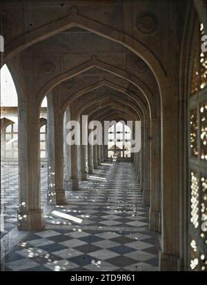 Sikandara (Sikandra), Inde Échiquiers et jeux de lumière : la galerie de marbre blanc du mausolée d'Akbar, personnalité, Habitat, Architecture, religion, HD, personnalité politique, Tombeau, Architecture funéraire, Islam, existe en haute définition, Empereur, Arc, arcade/arceau, Galerie, architecture religieuse, Inde, Sckoundra, les couloirs de la mosquée Akbar, Agra, Agra [environs], 29/12/1913 - 29/12/1913, Passet, Stéphane, photographe, 1913-1914 - Inde, Pakistan - Stéphane Passet - (16 décembre-29 janvier), Autochrome, photo, verre, Autochrome, photo, verticale, taille 9 x 12 cm Banque D'Images