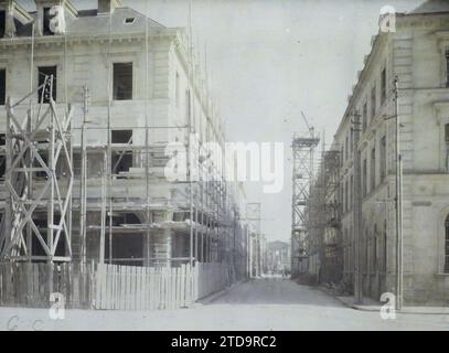 Reims, France, Habitat, Architecture, activité économique, première Guerre mondiale, échafaudage, étaiement, travaux, Architecture civile publique, Banque, Finances, rue, quartier, reconstructions, après-guerre, France, Reims, vue prise de l'Hôtel de ville vers la place Royale ; à la Banque de France, Reims, 06/04/1924 - 06/04/1924, Léon, Auguste, photographe, 1924 (?) - Reims - Auguste Léon, Autochrome, photo, verre, Autochrome, photo, positive Banque D'Images