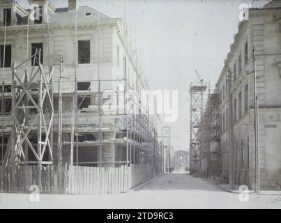 Reims, France, Habitat, Architecture, activité économique, première Guerre mondiale, échafaudage, étaiement, travaux, Architecture civile publique, Banque, Finances, rue, quartier, reconstructions, après-guerre, France, Reims, vue prise de l'Hôtel de ville vers la place Royale ; à la Banque de France, Reims, 06/04/1924 - 06/04/1924, Léon, Auguste, photographe, 1924 (?) - Reims - Auguste Léon, Autochrome, photo, verre, Autochrome, photo, positive Banque D'Images