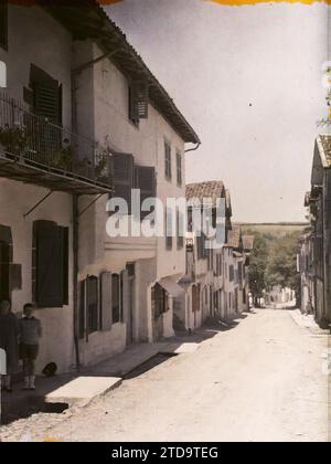 La Bastide-Clairence, France, logement, Architecture, Architecture rurale, logement, balcon, loggia, rue, quartier, France, la Bastide - Clairence, rue près de l'Eglise, la Bastide-Clairence, 04/08/1924 - 04/08/1924, Léon, Auguste, photographe, 1924 - Aquitaine - Auguste Léon, Autochrome, photo, verre, Autochrome, photo, positive Banque D'Images