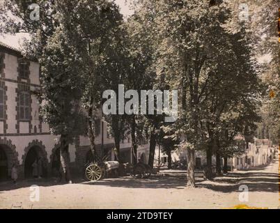 La Bastide-Clairence, France, logement, Architecture, Cart, architecture rurale, logement, rue, quartier, place, France, la Bastide - Clairence, place ensemble, la Bastide-Clairence, 04/08/1924 - 04/08/1924, Léon, Auguste, photographe, 1924 - Aquitaine - Auguste Léon, Autochrome, photo, verre, Autochrome, photo, positive Banque D'Images