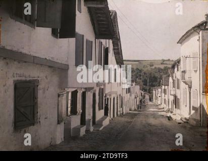 La Bastide-Clairence, France, logement, Architecture, Architecture rurale, logement, rue, quartier, France, la Bastide - Clairence, autre rue, la Bastide-Clairence, 04/08/1924 - 04/08/1924, Léon, Auguste, photographe, 1924 - Aquitaine - Auguste Léon, Autochrome, photo, verre, Autochrome, photo, positive Banque D'Images