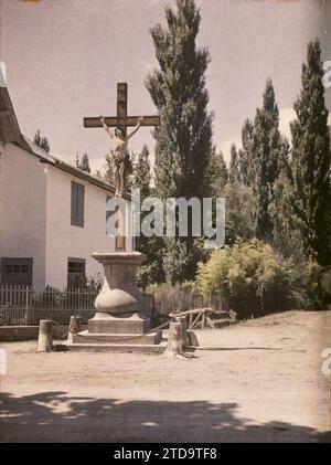 La Bastide-Clairence, France, religion, Art, Christianisme, sculpture, Calvaire, France, la Bastide - Clairence, le Calvaire à l'entrée du Village, la Bastide-Clairence, 04/08/1924 - 04/08/1924, Léon, Auguste, photographe, 1924 - Aquitaine - Auguste Léon, Autochrome, photo, verre, Autochrome, photo, positive Banque D'Images