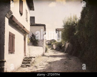 La Bastide-Clairence, France, logement, Architecture, Architecture rurale, logement, rue, quartier, France, la Bastide - Clairence, Un coin du Village, la Bastide-Clairence, 04/08/1924 - 04/08/1924, Léon, Auguste, photographe, 1924 - Aquitaine - Auguste Léon, Autochrome, photo, verre, Autochrome, photo, positive Banque D'Images