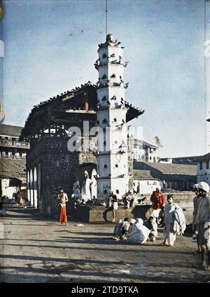 Bombay, Inde Tour hindoue de sept étages pour lampes à huile (diya). En arrière-plan, peut-être un crématorium, Société, Animal, religion, HD, vie quotidienne, Habitat, Architecture, êtres humains, funérailles, vrai animal, crémation, Hindouisme, Tour, existe en haute définition, Pigeon, rites funeral, Street scene, Dovecote, oiseau, architecture religieuse, Homme, Inde, Bombay, tour hindoue, Bombay, 16/12/1913 - 16/12/1913, Passet, Stéphane, photographe, 1913-1914 - Inde, Pakistan - Stéphane Passet - (16 décembre-29 janvier), Autochrome, photo, verre, Autochrome, photo, positif, vertical, taille 9 x 12 cm Banque D'Images