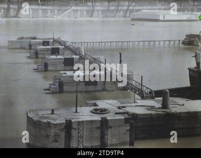 Paris (1e arr.), France le barrage de la monnaie depuis le Quai de Conti, Habitat, Architecture, Rivière, Génie civil, quai, barrage, installation hydraulique, France, Paris, l'Ecluse de la monnaie, arrondissement I, 07/04/1924 - 07/04/1924, Léon, Auguste, photographe, Autochrome, photo, verre, Autochrome, photo, positif, horizontal, taille 9 x 12 cm Banque D'Images