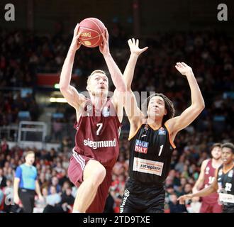 Muenchen, Deutschland. 16 décembre 2023. Von Links Niels GIFFEY (Muenchen), Pacome DADIET (Ulm), Muenchen, BMW Park, 17.12.23, basketball, Herren Basketball Bundesliga, FC Bayern Basketball vs Ratiopharm Ulm, crédit : dpa/Alamy Live News Banque D'Images