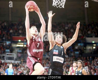 Muenchen, Deutschland. 16 décembre 2023. Von Links Niels GIFFEY (Muenchen), Pacome DADIET (Ulm), Muenchen, BMW Park, 17.12.23, basketball, Herren Basketball Bundesliga, FC Bayern Basketball vs Ratiopharm Ulm, crédit : dpa/Alamy Live News Banque D'Images