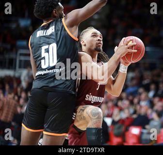 Muenchen, Deutschland. 16 décembre 2023. Von Links Trevion WILLIAMS (Ulm), Carsen EDWARDS (M?nchen), Muenchen, BMW Park, 17.12.23, basketball, Herren Basketball Bundesliga, FC Bayern Basketball vs Ratiopharm Ulm, crédit : dpa/Alamy Live News Banque D'Images