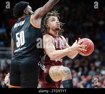 Muenchen, Deutschland. 16 décembre 2023. Von Links Trevion WILLIAMS (Ulm), Carsen EDWARDS (M?nchen), Muenchen, BMW Park, 17.12.23, basketball, Herren Basketball Bundesliga, FC Bayern Basketball vs Ratiopharm Ulm, crédit : dpa/Alamy Live News Banque D'Images