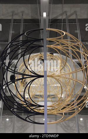 Décoration boule géante noire et or à l'intérieur de la Galerie d'Art moderne d'Istanbul conçue par Renzo Piano Banque D'Images
