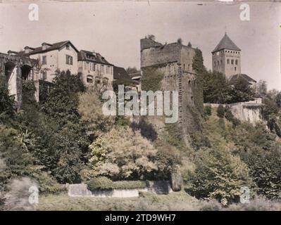 Sauveterre-de-Béarn, France, Habitat, Architecture, Art, vestige archéologique, Ivy, Tour, clocher, Architecture fortifiée, moyen âge, Panorama de la zone urbaine, architecture religieuse, France, Sauveterre de Béarn, Sauveterre et son clocher, vu du vieux pont, Sauveterre-de-Béarn, 04/10/1924 - 04/10/1924, Léon, Auguste, photographe, 1924 - Aquitaine - Auguste Léon, Autochrome, photo, verre, Autochrome, photo, positive Banque D'Images