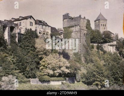 Sauveterre-de-Béarn, France, Habitat, Architecture, Art, vestige archéologique, Ivy, Tour, clocher, Architecture fortifiée, moyen âge, Panorama de la zone urbaine, architecture religieuse, France, Sauveterre de Béarn, Sauveterre et son clocher, vu du vieux pont, Sauveterre-de-Béarn, 04/10/1924 - 04/10/1924, Léon, Auguste, photographe, 1924 - Aquitaine - Auguste Léon, Autochrome, photo, verre, Autochrome, photo, positive Banque D'Images