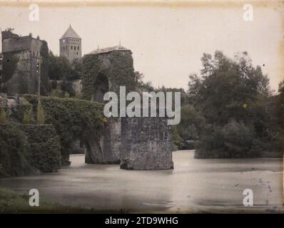 Sauveterre-de-Béarn, France, Habitat, Architecture, nature, environnement, Art, vestiges archéologiques, Ivy, Tour, génie civil, clocher, Rivière, hydrographie, Légende, mythe, Architecture fortifiée, Moyen âge, Pont, France, Sauveterre de Béarn, Sauveterre vu des rives du Gave d'Oloron, Sauveterre-de-Béarn, 04/10/1924 - 04/10/1924, Léon, Auguste, photographe, 1924 - Aquitaine - Auguste Léon, Autochrome, photo, verre, Autochrome, photo, positive Banque D'Images