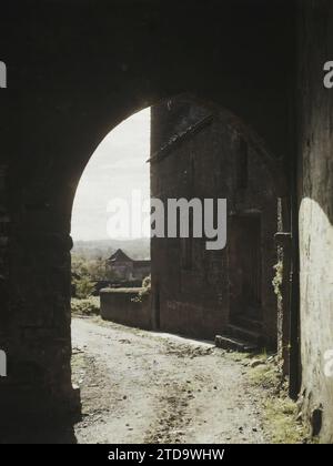 Sauveterre-de-Béarn, France, Habitat, Architecture, Art, rue, quartier, porte, Arc, arcade, arceau, Moyen âge, Rampart, France, Sauveterre de Béarn, porte de la vieille ville, Sauveterre-de-Béarn, 05/10/1924 - 05/10/1924, Léon, Auguste, photographe, 1924 - Aquitaine - Auguste Léon, Autochrome, photo, verre, Autochrome, photo, positive Banque D'Images